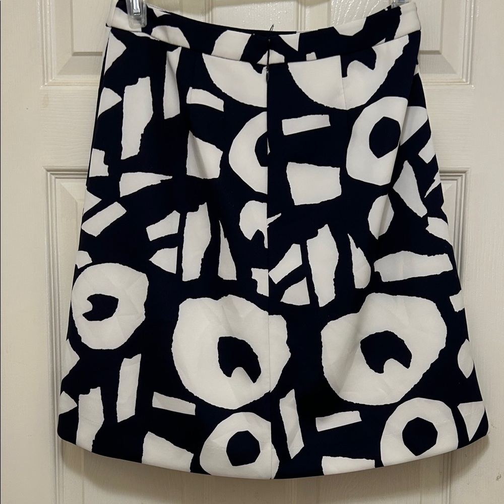 LOFT Blue and White silk like patterned size 6 30Wx22L